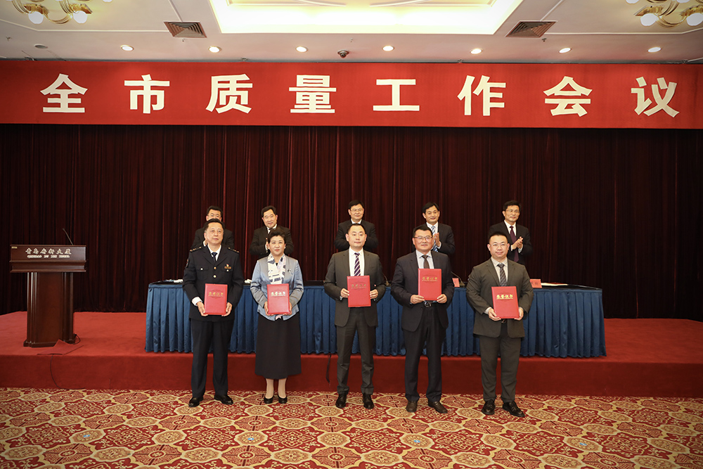 2海大生物集團(tuán)創(chuàng)始人、董事長(zhǎng)單俊偉（右二）上臺(tái)領(lǐng)獎(jiǎng).jpg